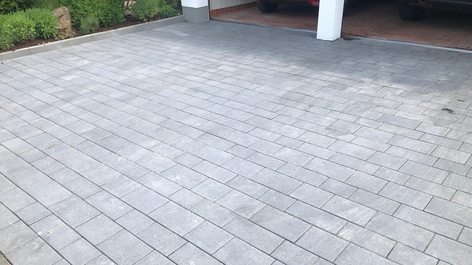Pflasterarbeiten in einer Einfahrt in Gudensberg